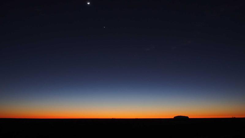 4556银河国际平台智算融合概念图，数字星河与科技光轨交织